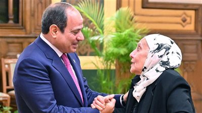 بالصور.. الرئيس السيسي يشارك في لقاء المرأة المصرية والأم المثالية