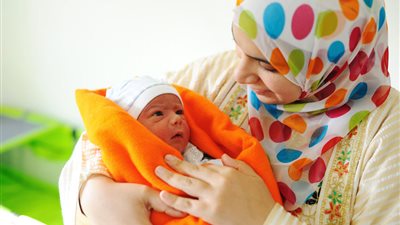 هل يجوز للمرضع الصيام مع استخدام اللبن الصناعي؟  «الإفتاء تُجيب»