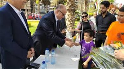 محافظ القاهرة يوزع الحلوى والهدايا على الأطفال في الحديقة الدولية (صور)