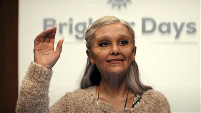 أريانا جراندي تصدم جمهورها بنيولوك غريب الأطوار (صور) 