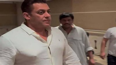 حشد غفير أمام منزل سلمان خان للاحتفال معه بعيد الفطر 2025