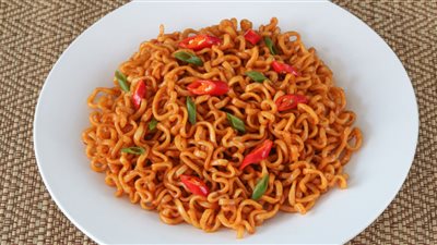 طريقة عمل الإندومي بطريقة صحية وإقتصادية  قي  المنزل