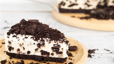 طريقة عمل تشيز كيك الأوريو اللذيذ بخطوات سهلة في مطبخك