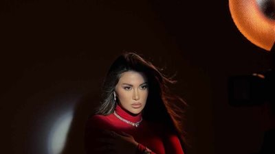 باللون الأحمر.. هدى الإتربي تخطف الأنظار بجلسة تصوير «الوادع»