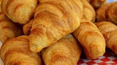 لإفطار شهي .. طريقة عمل الكرواسون بالجبنة بخطوات بسيطة في المنزل 