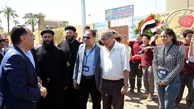 رئيس الوزراء يتوقف لإلقاء التحية على معلمي وطلاب مدرسة سانت ماري بمنفلوط