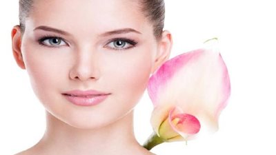 7 فوائد لاستخدام ماء الورد في الروتين اليومي للعناية بالبشرة 