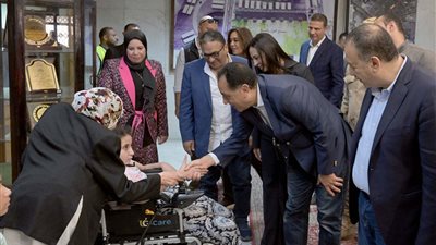 بالصور.. رئيس الوزراء يسلم 22 من ذوي الهمم كراسي متحركة كهربائية بأسيوط