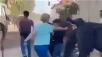 واقعة سائحة تنهال بالضرب على شاب تشعل منصات التواصل (صور)