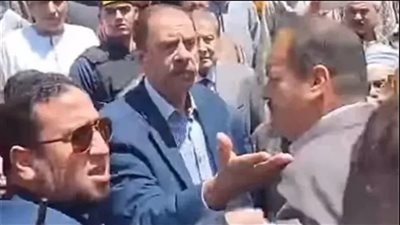 بالفيديو.. مشاجرة بين نائب محافظ سوهاج وسكرتير عام المحافظة أمام مسجد بالكوامل