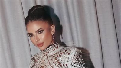 لما العقيل تستقبل الربيع بإطلالة زرقاء ذات نضارة 