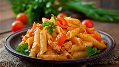 طريقة عمل المكرونة بصلصة الطماطم والزعتر الأخضر