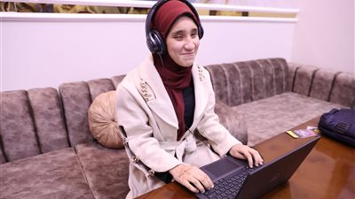 فيديو.. رئيس الوزراء يستجيب لطالبة من ذوي الهمم بالحصول على منحة لدراسة البرمجة