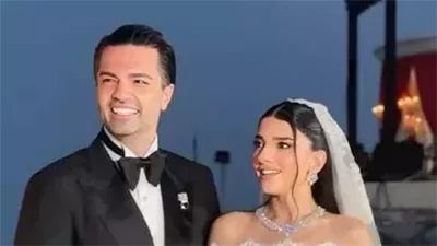 كأميرات ديزني.. نارين بيوتي تتألق في حفل زفافها بتوقيع إيلي صعب 