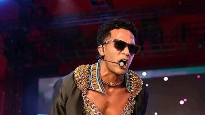 محمد رمضان يشعل الجدل على مسرح كوتشيلا بكاليفورنيا ببدلة رقص.. والجمهور ينتقده 