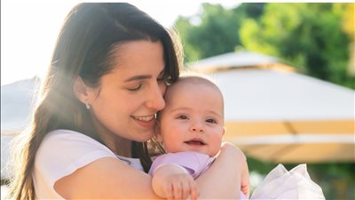 الأميرة رجوة تتألق مع ابنتها إيمان بإطلالة بسيطة أثناء زيارة رسمية للبحرين 