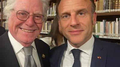 حسين فهمي يكشف هدية الرئيس الفرنسي إيمانويل ماكرون له.. وخطتهما لترميم الأفلام 