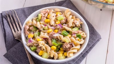 خفيفة ولذيذة.. طريقة عمل المكرونة بالتونة والجبن في مطبخك