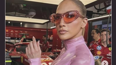 جينيفر لوبيز تخطف الأنظار بتصميم هادية غالب لأول مرة بحدث فورمولا السعودية 