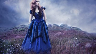 تفسير رؤية  الفستان الأزرق في المنام للعزباء والمتزوجة والحامل