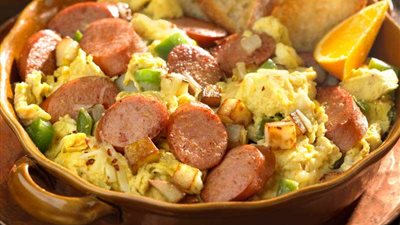 لإفطار شهي ..  طريقة عمل  البيض بالسجق و الموتزاريلا  في مطبخك