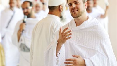 ما حكم ارتداء الملابس الداخلية تحت ملابس الإحرام؟.. أمين الفتوى يُجيب