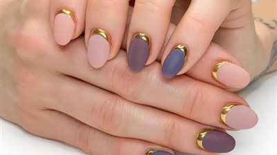 لإطلالة أنيقة .. أجمل صيحات الأظافر المعدنية لصيف 2025