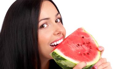 تفسير حلم أكل البطيخ في المنام للعزباء والمتزوجة والحامل