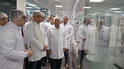 بالصور.. رئيس الوزراء يتفقد مصنع شركة يوتوبيا للصناعات الدوائية