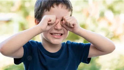 كيف تعرفي إن طفلك يعاني من الرمد الربيعي وماذا تفعلي؟.. الصحة توضح