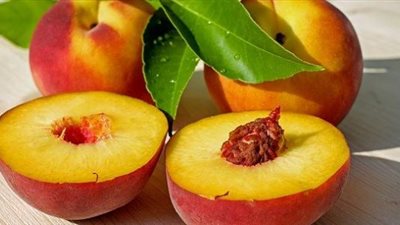 تفسير رؤية الخوخ في المنام للعزباء والمتزوجة والحامل 