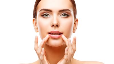 لشفاه ممتلئة  وجذابة .. طريقة عمل فيلر طبيعي في المنزل