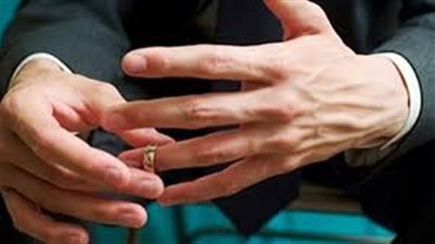 رجل يسأل: كيف أعالج جرح الخيانة بعد عطاء سبع سنوات؟