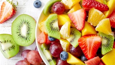  بخطوات بسيطة.. طريقة تحضير سلطة الفواكه المنعشة في حر الصيف