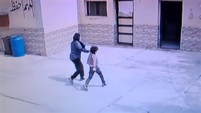 عايز يدخل الحمام.. معلمة تتعدى على طالب مريض سكر داخل المدرسة