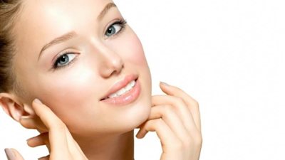 وصفات طبيعية فعالة لتوحيد لون البشرة واستعادة نضارتها