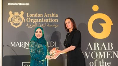 عمانية تحصل على جائزة المرأة العربية لعام 2025