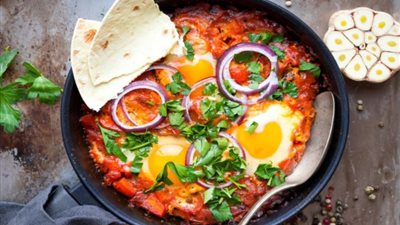طريقة عمل الشكشوكة بالبيض والطماطم بخطوات سهلة في مطبخك