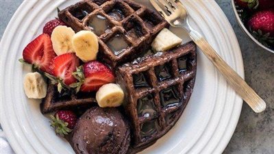 طريقة عمل الوافل بالفواكه والشوكولاتة بمكونات بسيطة