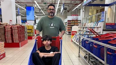 أكرم حسني يوجه رسالة ساخرة إلى ابنه بعيد ميلاده 