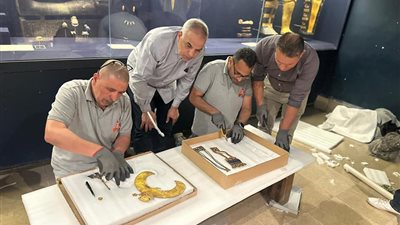 بالصور..  المتحف المصري الكبير يستقبل  163 قطعة من كنوز الملك الذهبي 