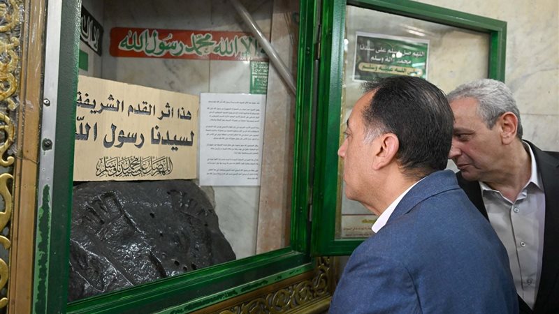 رئيس الوزراء يشاهد