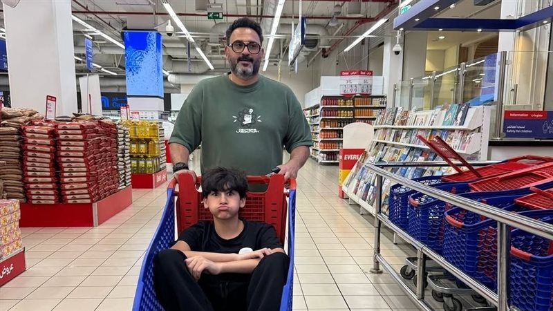 أكرم حسني مع ابنه