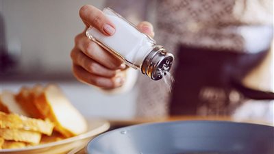 لتحمي نفسك من ارتفاع ضغط الدم.. كيف تقلل كمية الصوديوم في طعامك؟ 