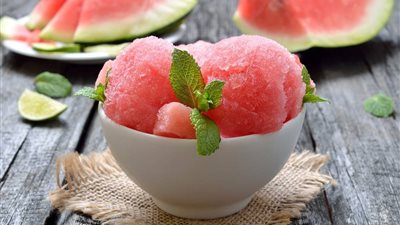 في موجة حر الصيف.. طريقة تحضير آيس كريم البطيخ المنعش