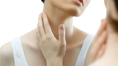 خلطات طبيعية لتفتيح الرقبة الداكنة لمظهر أكثر إشراقاً وجمالاً