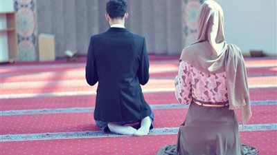 هل صلاة الرجل بزوجته في البيت لها ثواب الجماعة؟ «الإفتاء تُجيب»