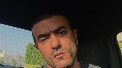 أحمد العوضي يفاجئ جمهوره بإطلالة جديدة ومثيرة عبر فيسبوك