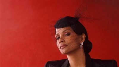 الأمريكية هالي بيري تتحدى مهرجان كان .. ماذا فعلت بفستانها؟