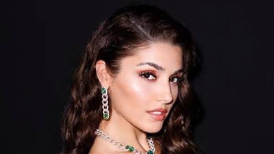 هاندا أرتشيل تضج أنوثة بالمعدني الوردي في مهرجان كان 2025